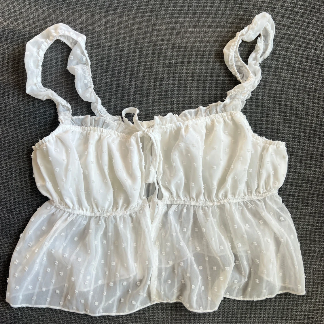 Vit ärmlös topp med volangdetaljer