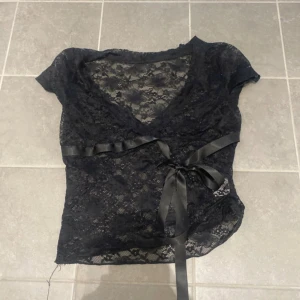 Svart spetsblus med knytband - Svart festtopp i spets med knytning/snörning💕💕passar xs-s