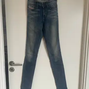 Snygga diesel jeans i jättefint skick!  Säljer då som blivit för små  Denimblå färg  Stretch  Super slim-skinbyxor W25 L32 