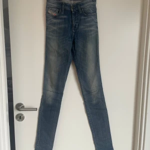 Diesel jeans - Snygga diesel jeans i jättefint skick!  Säljer då som blivit för små  Denimblå färg  Stretch  Super slim-skinbyxor W25 L32 