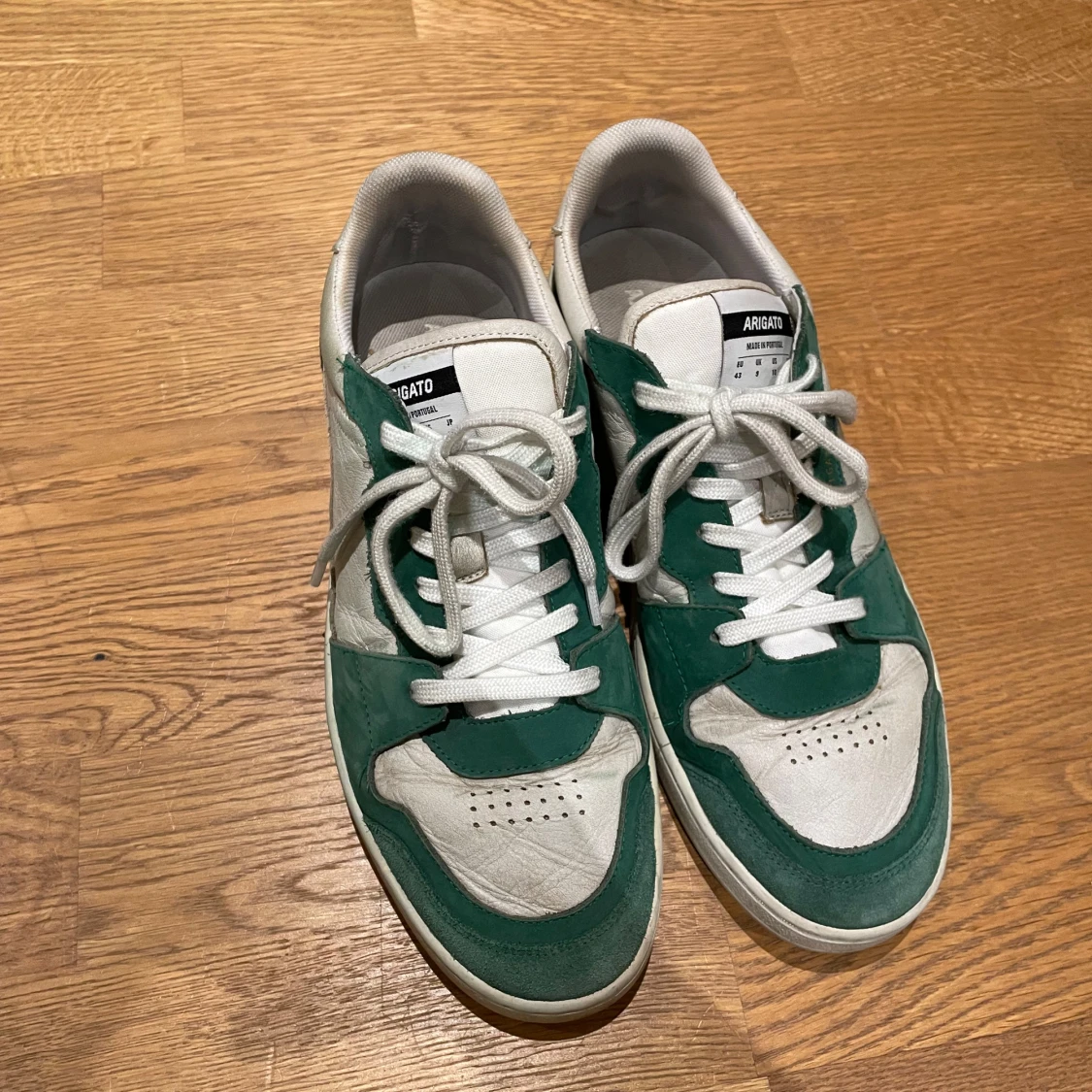 Grönvita sneakers från Axel Arigato - 90
