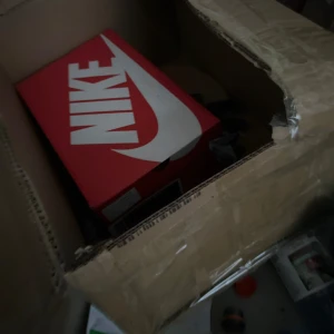 Nike Air Max Plus i olika färger - Säljer flera par Nike Air Max Plus i olika färger. Ett par är helvita, ett par helsvarta, ett par vit-blå och ett par med en cool regnbågsfärg. Alla har den klassiska Air Max-dämpningen och snygg design. Perfekta för både vardag och träning!