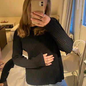 Svart stickad tröja - Säljer denna superfina basic svarta tröjan från vero Moda. Använd ett fåtal ggr och är i fint skick. Den passar till allt och sitter bra.☺️
