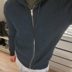 Marc O’ Polo zip tröja  - Den välkända tröjan med zip från Marc O’Polo i storlek small, passformen är tajt. Säljer den eftersom jag inte använder den så mycket längre.