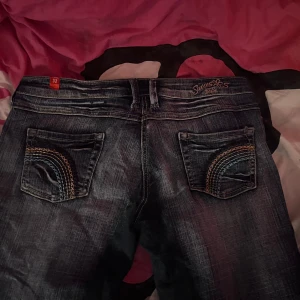 söta y2k jeans - bootcut typ eller liksom inte skinny