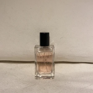 Jeanne arthes parfym  - Är använd men inget annat, L’EAU DE ROSE 