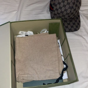 Gucci keps  - Säljer en snygg Gucci keps med det klassiska monogrammönstret. Kepsen är i mycket bra skick har knappt haft den i 4 månader me kvitto och allt,går o frakt över allt.priser går diskuteras