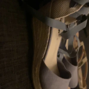 Klackar skor  - Klackar skor med en ganska hög klack , snygga för en het ute kväll , jag köpte för 500 har aldorg använt dem med tanke på dem va för små ❤️