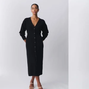 Button down dress, gina tricot - Helt slutsålda klänningen från ginatricot! Oanvänd med lappar kvar! 💗 säljer den i svart🖤 storlek M