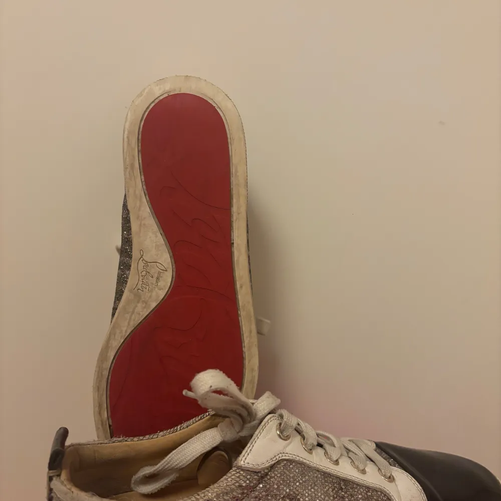 Nu säljer jag mina Christian Louboutin i storlek 38! Jag säljer de för att jag inte har lika mycket användning för dessa. Skulle säga att de har mycket bra skick! Har tyvärr inte äkte hets bevis. Skriv för fler bilder eller frågor💞. Kengät.