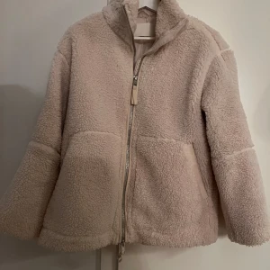 H&M teddy jacka - Viral teddy jacka från H&M storlek XS. Kräm färg