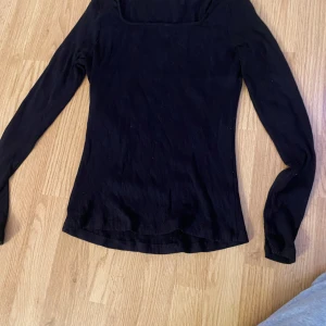 Långärmad svart - Långärmad svart tröja, storlek M men passar bra på xs även om den inte sitter så tight så är den fin, tjockt material 