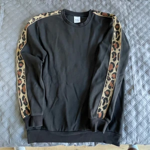 Sjukt unik leopard design ifrån ZARA - Säljer den här unika tröjan eftersom jag är förlong för den. Storlek M passar dig runt 183-185 perfekt. Har regular fit. Skicket är bra men skrynklig som går att fixa och lite små vita märken ifrån tvätten som går bara tvätta bort. 