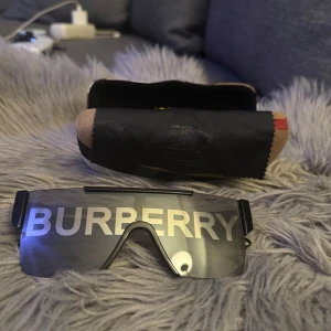 Burberry glasögon  - Nästan helt nya använd undersommaren bara fick den i julklapp 