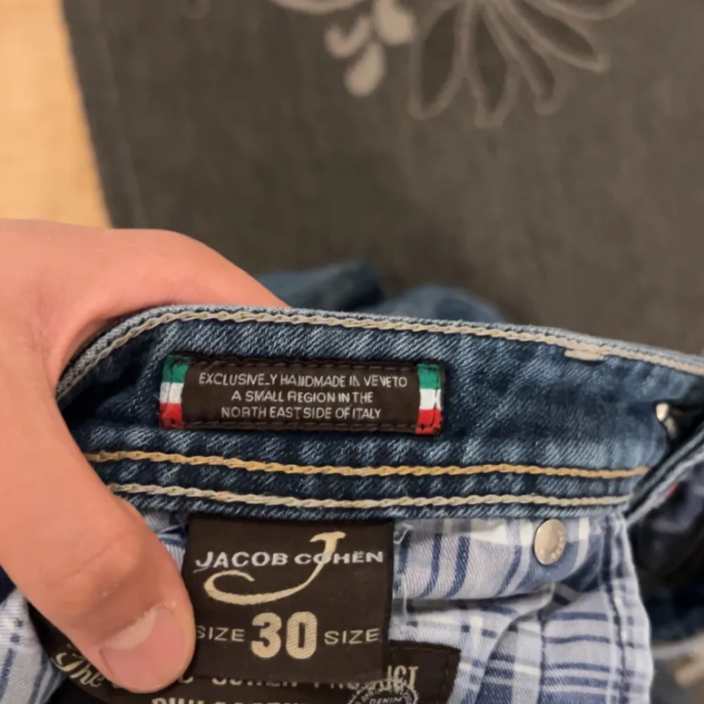 Ett par riktigt feta jacob cohen jeans, storlek 30. Passar om du är mellan 170-185, midjan är 30. Skick 9/10, feta små slitningar. Givetvis autentisk, säljer för endast 799.. Jeans & Byxor.