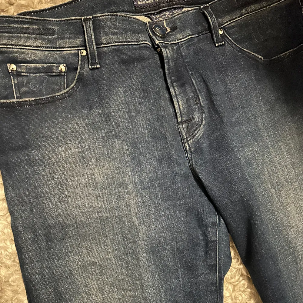 Säljer ett par snygga jeans från Jacob Cohen i storlek 32. I mycket bra skick! Pris - 999kr kan diskuteras vid snabb affär!. Jeans & Byxor.