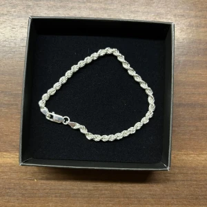 Cordell armband ( äkta silver )  - Snyggt Cordell armband. 3.8mm tjockt och 18,5cm långt 925 silver                                            Helt nytt, bara öppnad och testad sen har den legat kvar i fodralet. 