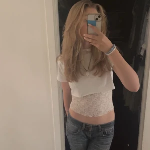 Spets tröja  - Super snygg spets tröja från HM 🤩perfekt att ha under en kroppad tröja eller ensam💞