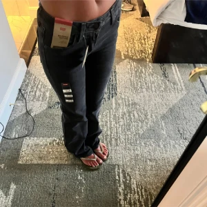 Lågmidjade Levis jeans  - Lågmidjade jeans från Levis i modellen ”super low boot”  bra skick, innerbenslängden är 77cm, ”lapparna sitter inte kvar!”