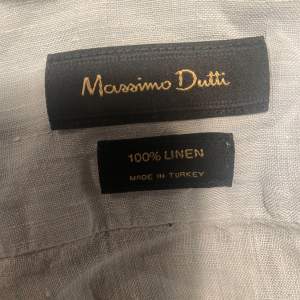 Säljer en snygg ljusblå skjorta i 100% linne från Massimo Dutti. Perfekt för varma sommardagar med sin lätta och luftiga känsla. Skjortan har långa ärmar och knappar framtill. Den är i bra skick och passar både till vardags och fest. Perfekt för en stilren look! Nypris cirka 800, mitt pris 400. Knappt använt och priset är inte hugget i sten! Bara att fråga vid minsta fundering. Går att lösa bilder när plagget sitter på också👍