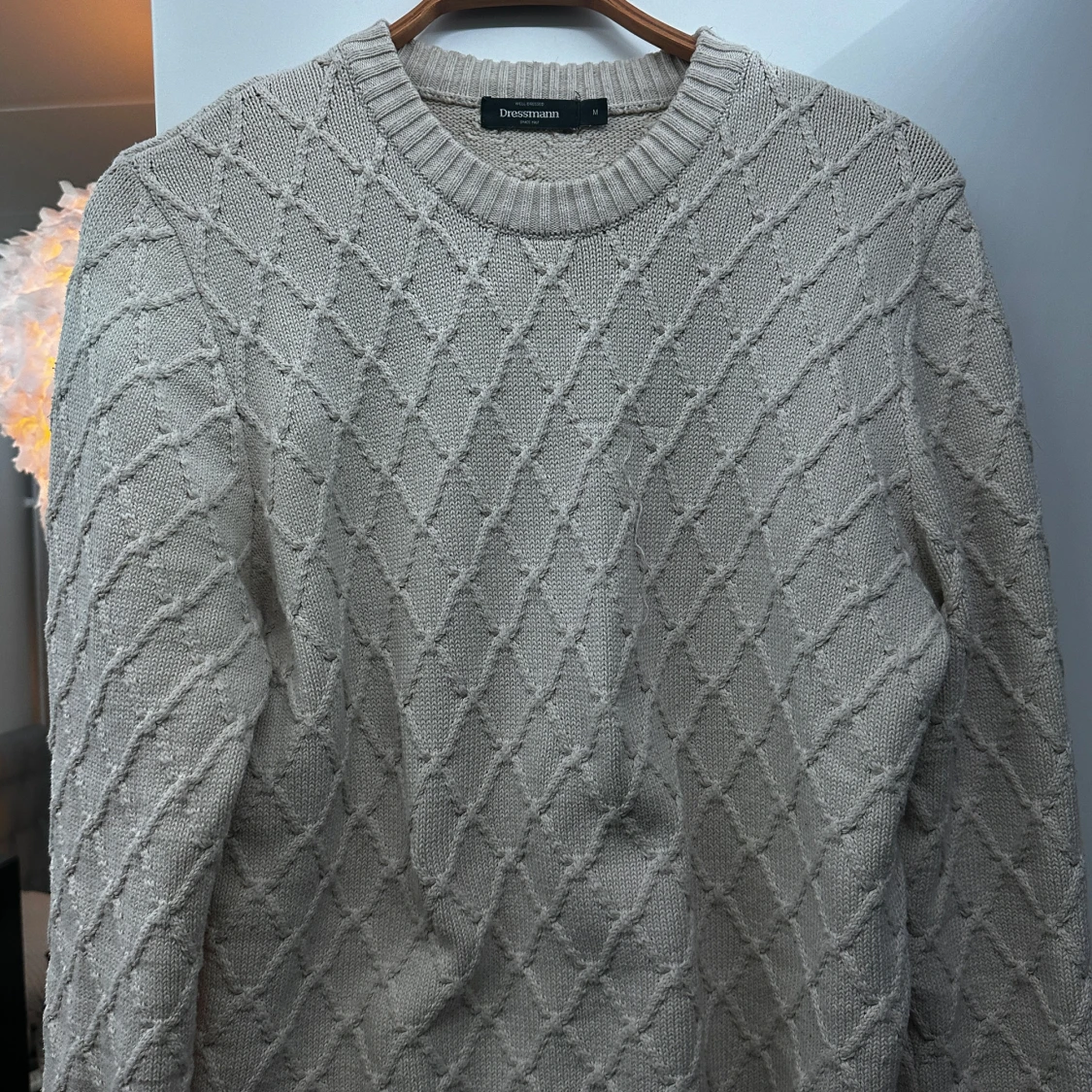 Beige stickad tröja från Dressmann