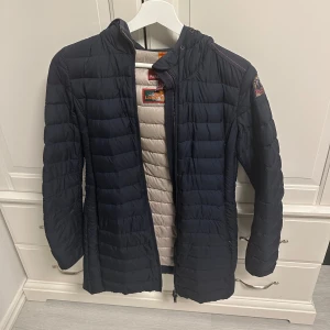 Mörkblå dunjacka från Parajumpers - Säljer en snygg och varm mörkblå dunjacka från Parajumpers i storlek XS. Jackan har en dragkedja framtill och är perfekt för kyliga höst- och vinterdagar. Den är lätt och bekväm att bära, med en stilren design som passar till det mesta. Perfekt för dig som vill hålla stilen i kylan! 💙Den är ganska använd därav priset, skriv vid fler frågor