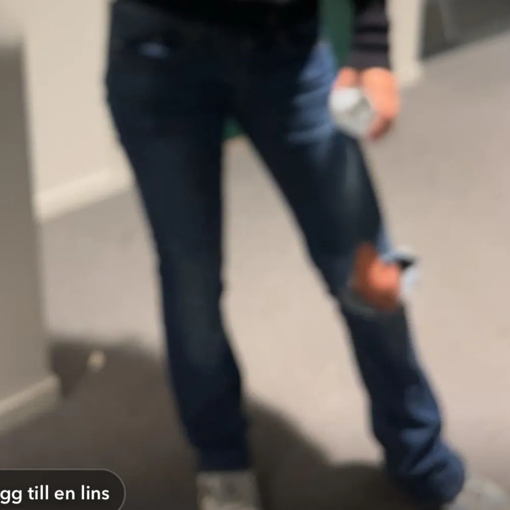 Säljer ett par snygga blå jeans med en slitning på knät. Jeansen passar till allt och är storlek 27/32 och väldigt bra skick. . Jeans & Byxor.