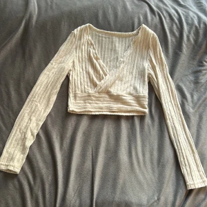 Beige magtröja  - V ringad magtröja med långa ärmar och fluffigt slags tygg. Knappt använd jätte fint skick,