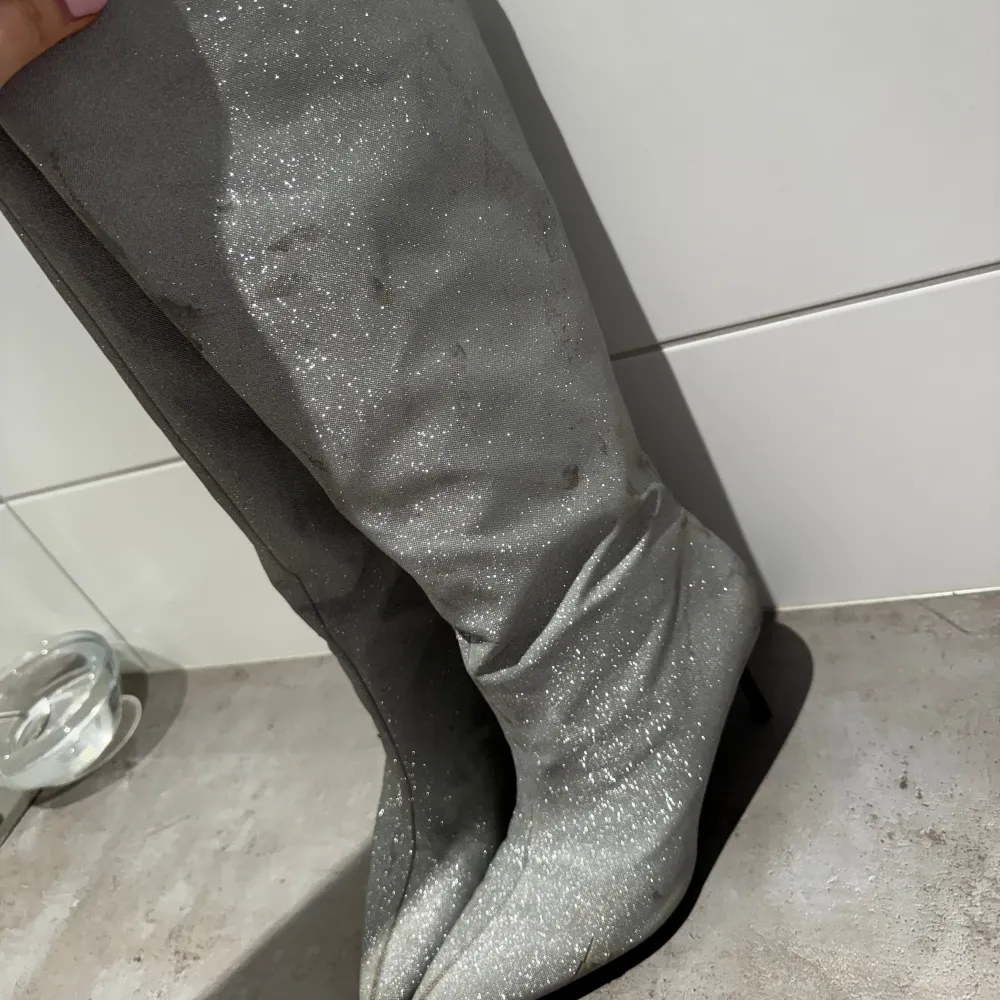 Glittriga boots från zara! har lite fläckar och slitningar därav priset (syns på bild 2,3,4) Skulle däremot säga att de inte syns lika mycket i verkligheten. Skor.