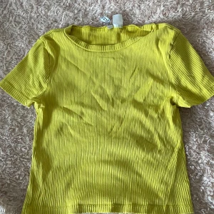 T-shirt - Gul topp i mycket bra skick💕 Skriv vid frågor! Tryck gärna köp nu