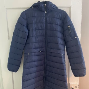 Jacka  - Marinblå parkas. Storlek s marinblå.  Knappt använd.  Tunt fodrad.
