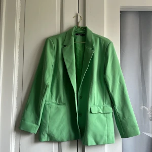 Kavaj - Sparsamt använd kavaj med små defekter, se andra bilden. Storlek 38. Matchande byxor säljes separat! 