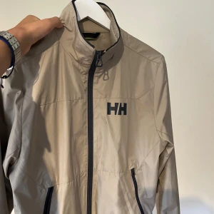 Helly Hansen - väldigt bra skick, säljer för brukar aldrig använda den längre. Pris går att diskutera
