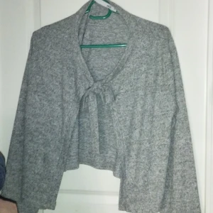 Grå kofta  - Säljer denna gråa kofta från lager 157, den har inga skador och använt 3 gånger. Koftan har en mjuk och skön material. Skriv om du är intresserad 🫶