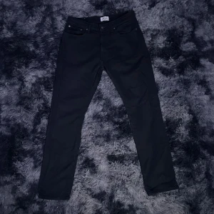 Svarta jeans  - Väldigt vanliga svarta jeans. Skriv för fler bilder‼️