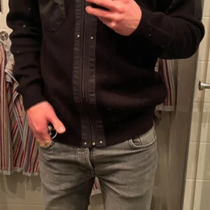 Lacoste cardigan - Riktigt schysst svart cardigan från franska Lacoste.  Ordinarie pris 1799kr