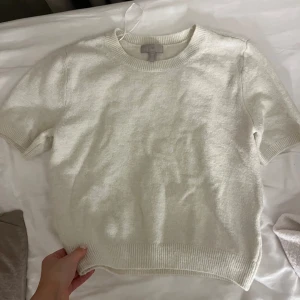 Hm stickad tröja  - Säljer denna trendiga tröjan från hm! Superfin nu till höst!! Nästintill oanvänd! Skriv för fler bilder, pris går alltid att diskutera💗