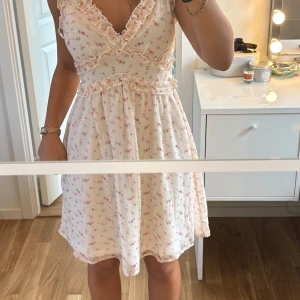 Klänning - Söt klänning från Vero Moda i storlek S, säljer då den inte kommer till användning ❤️