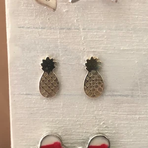 Ananasörhängen - Fina ananasörhängen med studs. Inga repor eller fläckar. Äkta silver. Örhängena är inte smutsiga; det är damm på underlaget! 