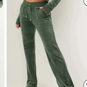 Gröna juicy couture byxor  - Färg: Dark Moss  Köpt förra julen, inga defekter och mkt bra skick. Köpte för 1199 kr på Nelly.com 