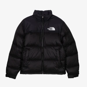 The North Face Puffer Jacka - Säljer min northface jacka eftersom jag köpt en ny vinterjacka. Perfekt till hösten och vintern. Bra skick och nypriset ligger på 2700-3500 beroende på vart man köper. Priset kan diskuteras. Hör av er vid frågor eller fler bilder.