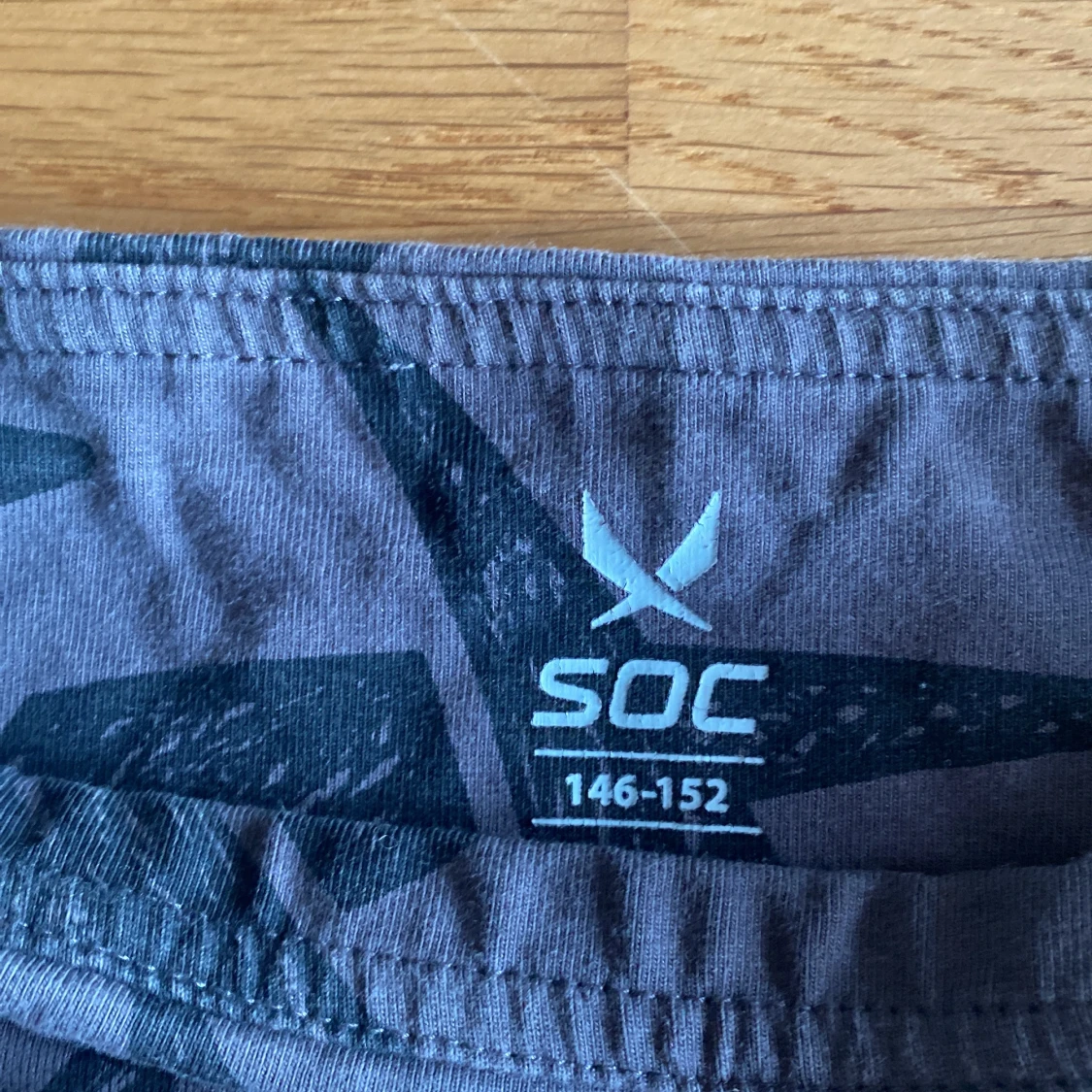 Gråa soc träningsbyxor med fickor och mönster - 92