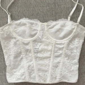 vit kortsetttopp  - Korsettopp använd ett fåtal gånger, inga defekter. Säljer då jag inte använder. ❣️