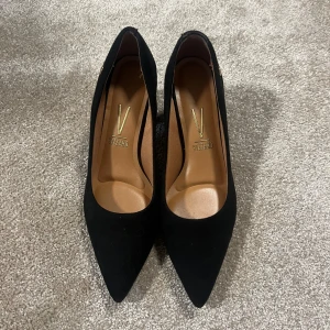 Svarta klackskor - Svarta 5cm höga klackskor köpta från märket vizzano. Använda en gång. Klackskorna är matta. Storlek 40 men små i storlek så passar någon med storlek 39. Nypris cirka 1000kr