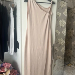Långklänning storlek M - Beige klänning lång  Storlek M  