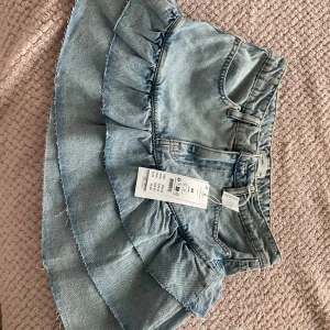 Gina Tricot jeanskjol - Populär jeanskjol från Gina Tricot, ej använd - lapparna kvar 