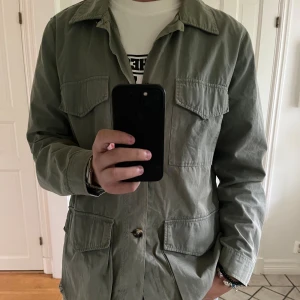 Field Jacka från A Days March - Snygg grön jacka från A Days March i strl M, säljer då den är för stor för mig.  Skriv vid funderingar! 🙌🏻