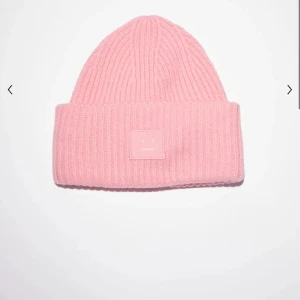  Rosa Acne mössa  - Säljer denna jättefina rosa acne mössan💕perfekt nu till hösten. Kan fixa egna bilder💕 använd ett fåtal gånger och orginalpris är ca 1200kr