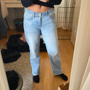 Lågmidjade jeans  - Ett par lågmidjade blåa jeans. De är uppsydda så de passar mig som är 160. Har fyra knappar (se bild 3). Tryck gärna på köp nu💕