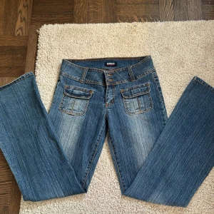 Lågmidjade jeans  - Säljer dessa sjukt snygga Lågmidjade jeansen!!!🥰🥰🥰innerbenslängden är 77cm o midjemåttet rakt över är 38 cm